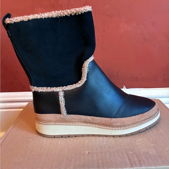 TOMS Makenna Women's Black & Tan Leather Shearling Water Resistant Boots, Size 6 - Picture 6 of 12